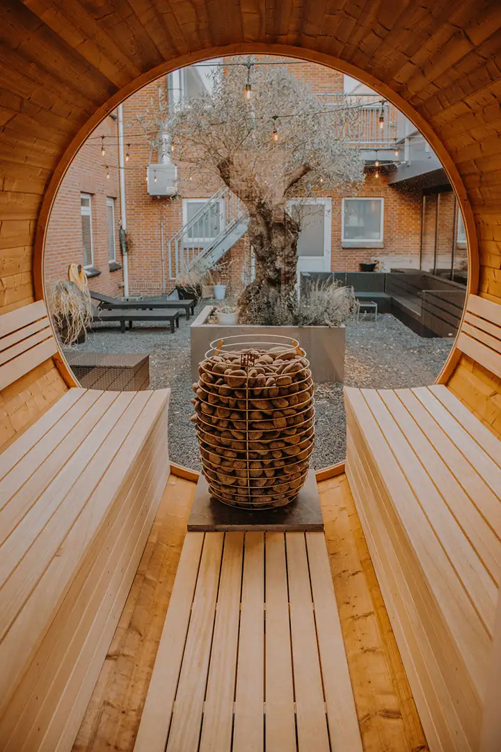 Interieur van de barrel sauna bij HEAT