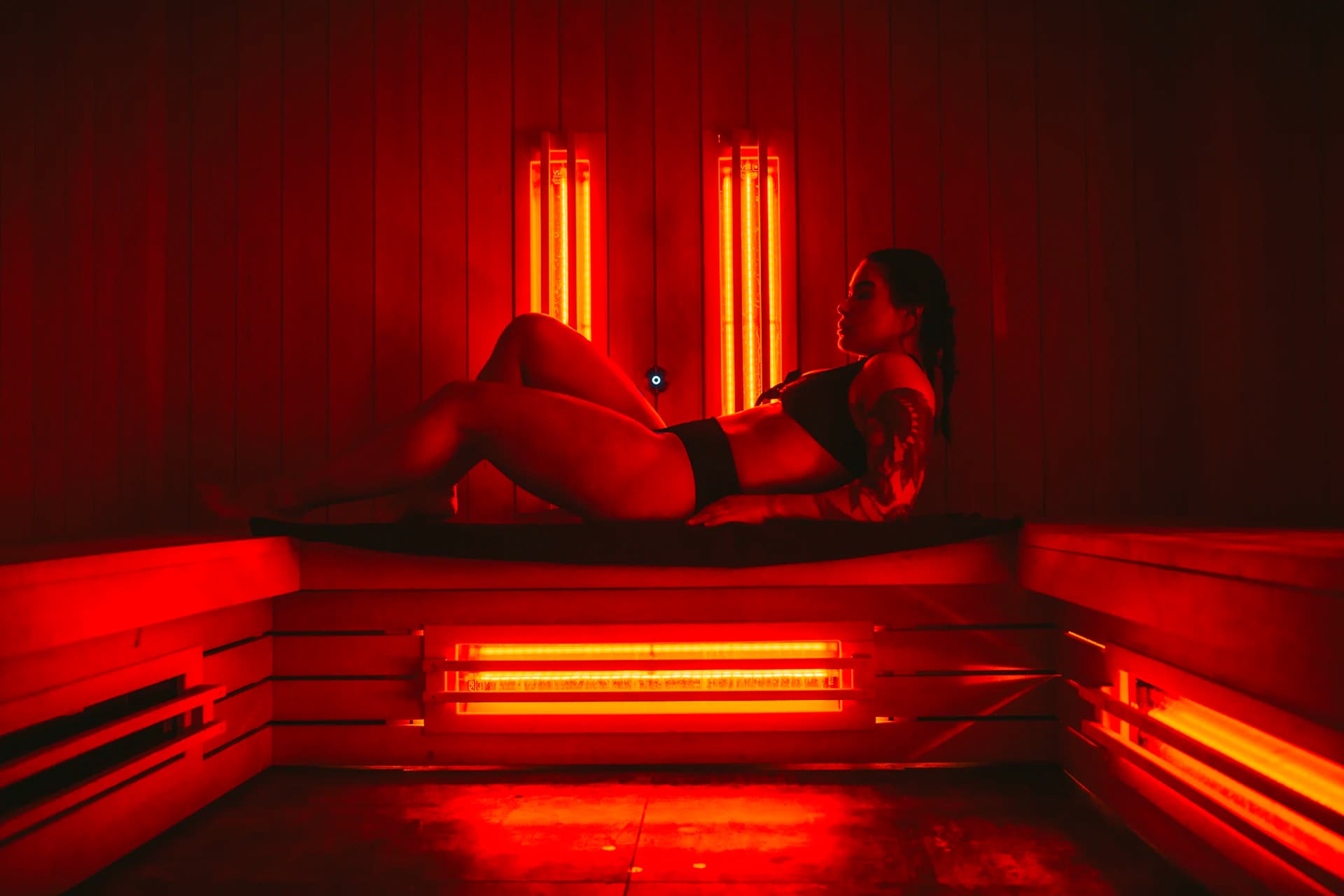 Vrouw ontspant in de red light sauna van HEAT